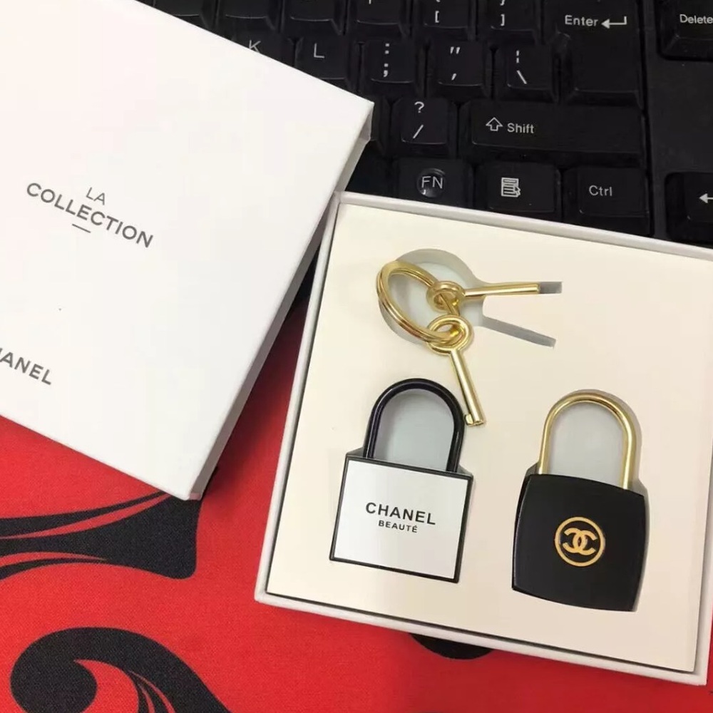 CHANEL Black and White Lock or Keychain Set with Gold keys
Brand New in Box - Picture 8 of 9